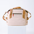 Kreminis COBB The Anywhere Bag studijoje